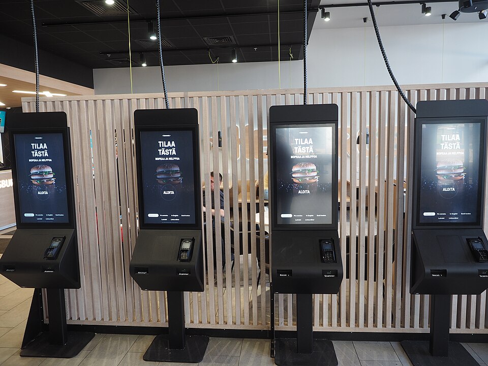 自助點餐機 Kiosk 怎麼選？餐飲導入前該懂的 5 件事